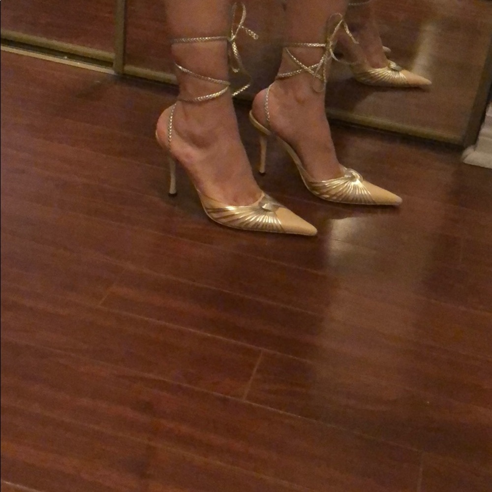 Very beautiful shoes with gold braids details
